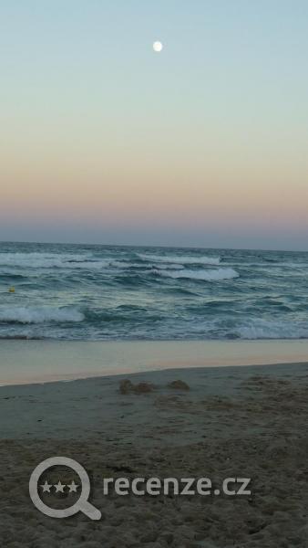 západ slunce s úplňkem na severní pláži
