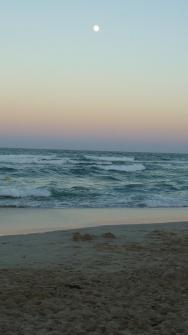 západ slunce s úplňkem na severní pláži