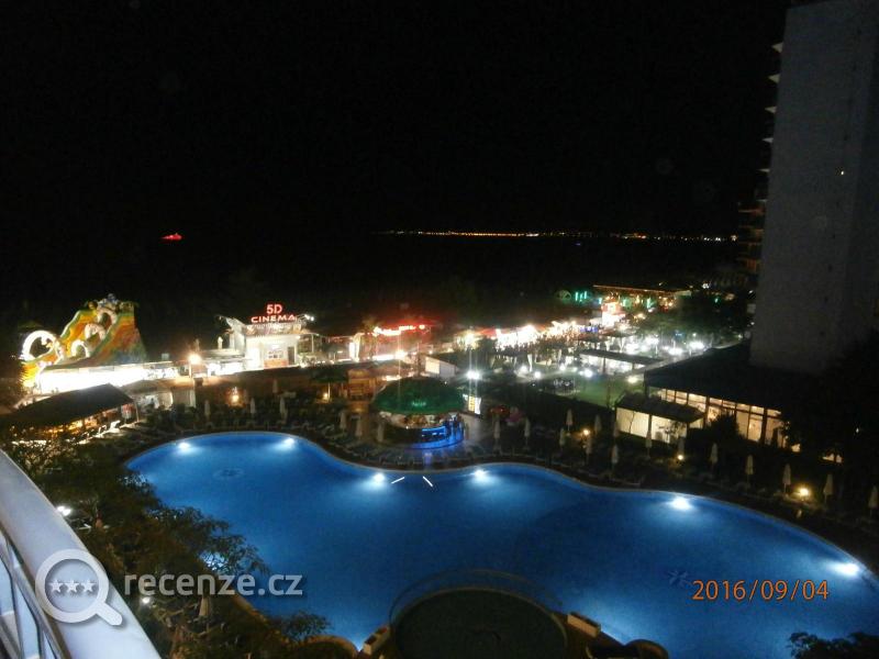 noční pohled na hotelový bazén