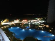 noční pohled na hotelový bazén