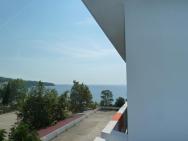 výhľad z balkóna na more