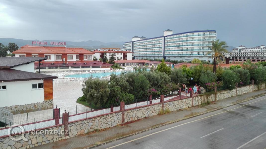 hotel Eftalia Village, ten modrobílý vedle je Eftalia Marine