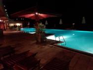 bazén v noci