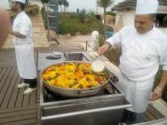 příprava marockého jídla přímo u bazénu