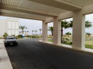 Pred hotelom bus stop,k pláži za pár minút.oproti 18 jamkový Madinat Makadi golf resort.