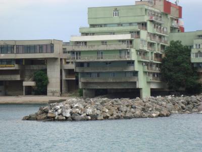 Na fotkách nejsou pokoje z hlavní budovy, ale jiné.