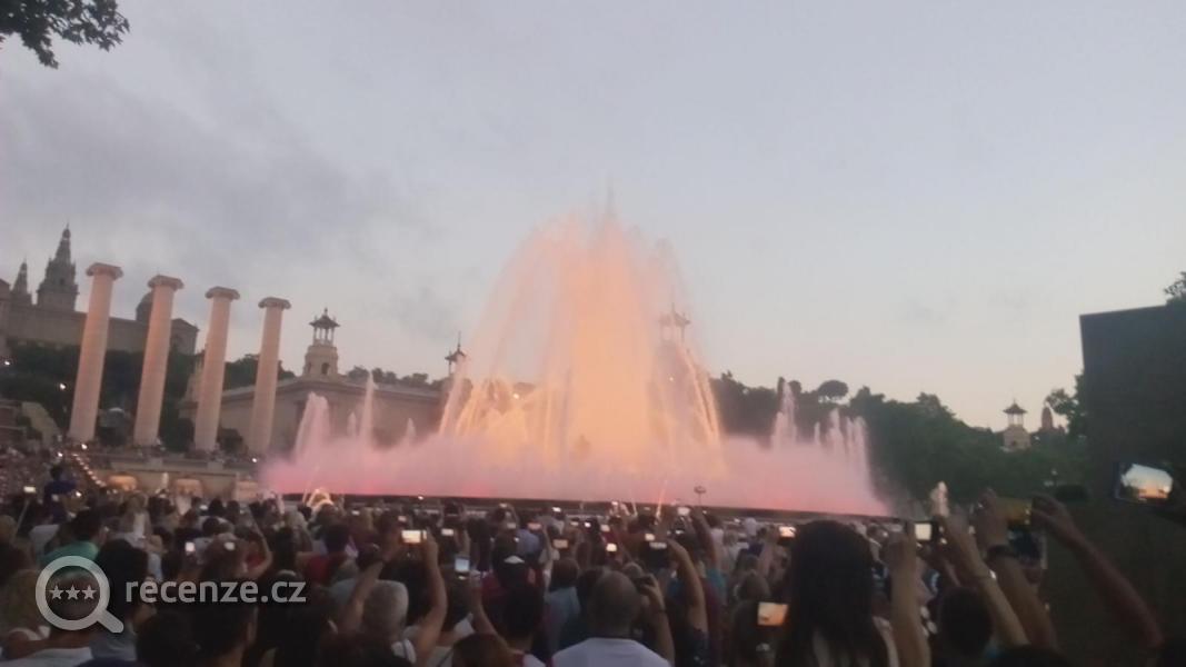 zpívající fontána na Španělském náměstí v Barceloně