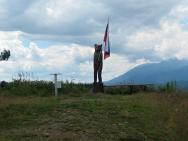 Vrchol Veterného vrchu s medvědem a slovenskou vlajkou