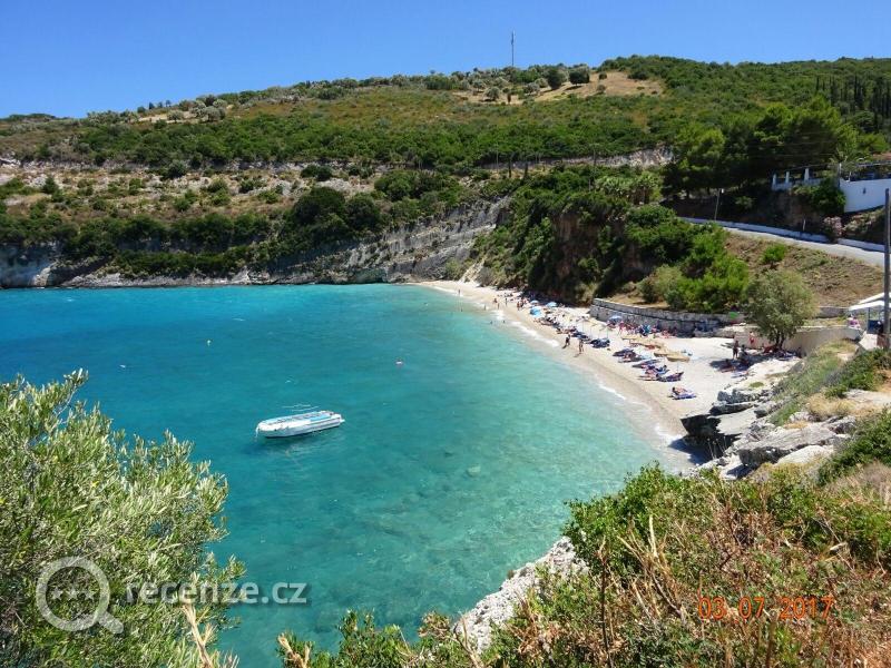 Oblázková pláž Makris Gialos v severní části ostrova Zakynthos