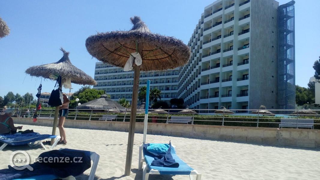 Hotel Beverly Playa focený z pláže - z této strany pohled na spodní bazén a moře