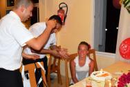 dcerce udělali na večeři malou oslavu k narozeninám i s velkým dortem