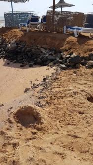 pláž je z navezeného rozdrceného stavebního materiálu s nasypaným hrubým pískem