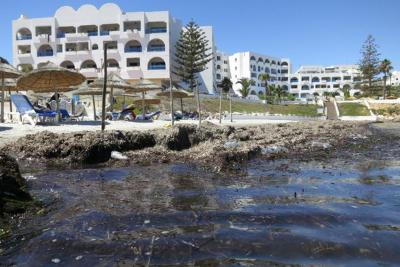 Podle CK standardní pláž čtyřhvězdičkového hotelu, ve skutečnosti zápach, špína, hluk!