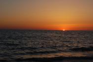V 5:00 navštivte pláž uvidíte krásný východ slunce a možná i delfíny