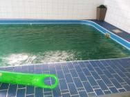 zelená voda bazén