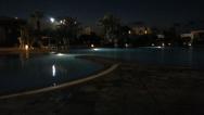 večerní posezení u bazénu.