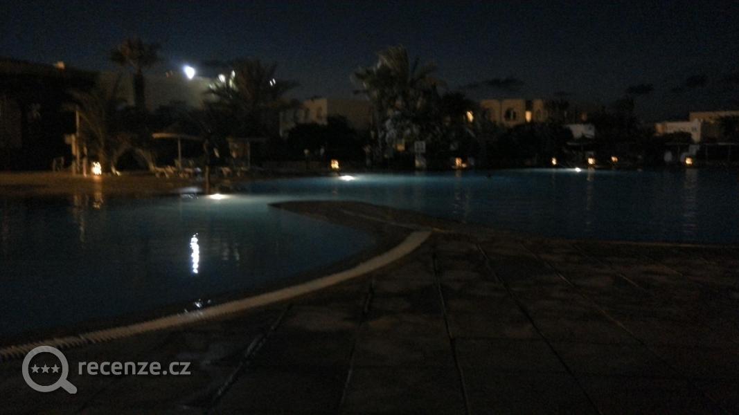 večerní posezení u bazénu.