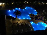 noční pohled na bazén z 9. poschodí