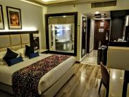 Naša izba po príchode.luxusný a pohodlný matrac.velka skriňa s kopou vešiakov,políc a sejfom.vyborne ovladatelna klíma.veľmi to pripomína emiráty.