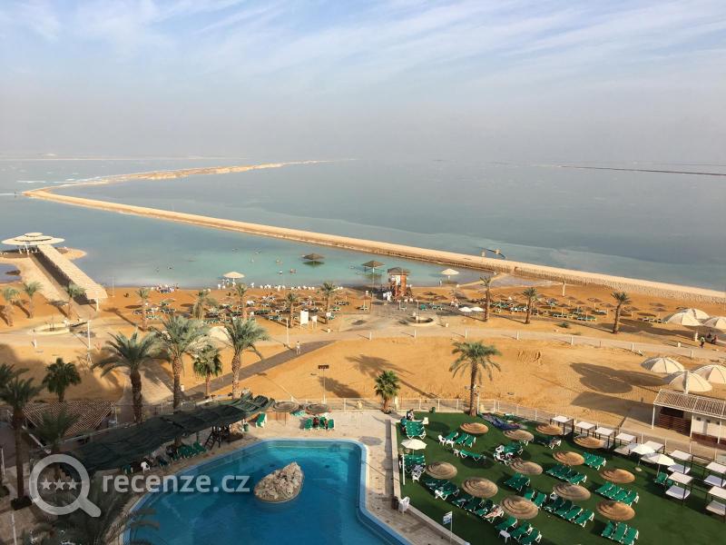Výhled z hotelu na bazén a Mrtvé moře