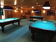 Návštěvníci si mohou zahrát kulečník v billiard baru