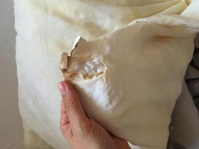 špinavá pena a mastny okraj vo virivke 