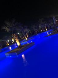 Osvětlené bazény v areálu hotelu