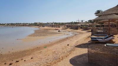 Hotel není o moři, ale spíše o bazénech a komárech.