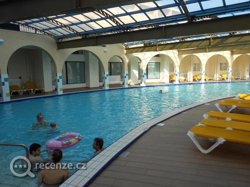 Hotelový vnitřní bazén
