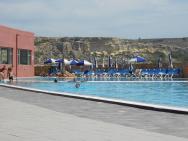 Hotelový venkovní bazén