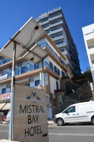 výhled na hotel Mistral Bay přes místní komunikaci