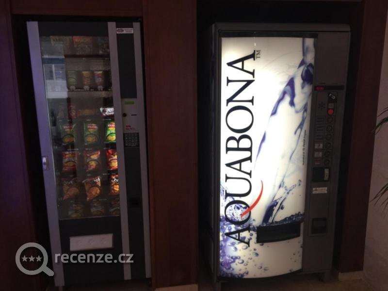 v hotelu automaty, voda cca 0,5l - 1,5 EURO