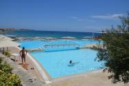 Cesta na pláž - bazény vedlejšího hotelu Almiros Sand Appartments
