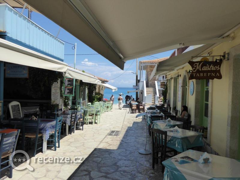 polední klídek pěší zóny v Agios Nikitas