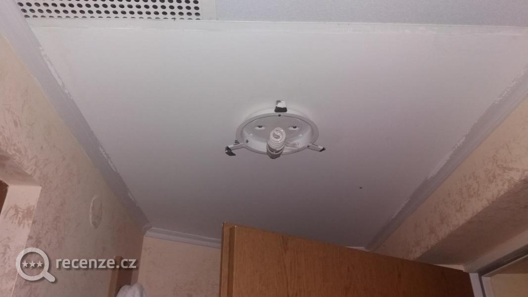 žárovka bez krytu v chodbičce pokoje