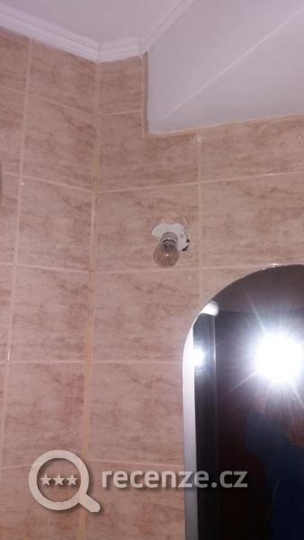 žárovka bez krytu v koupelně