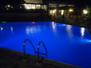 Bazén u hotelu ve tmě