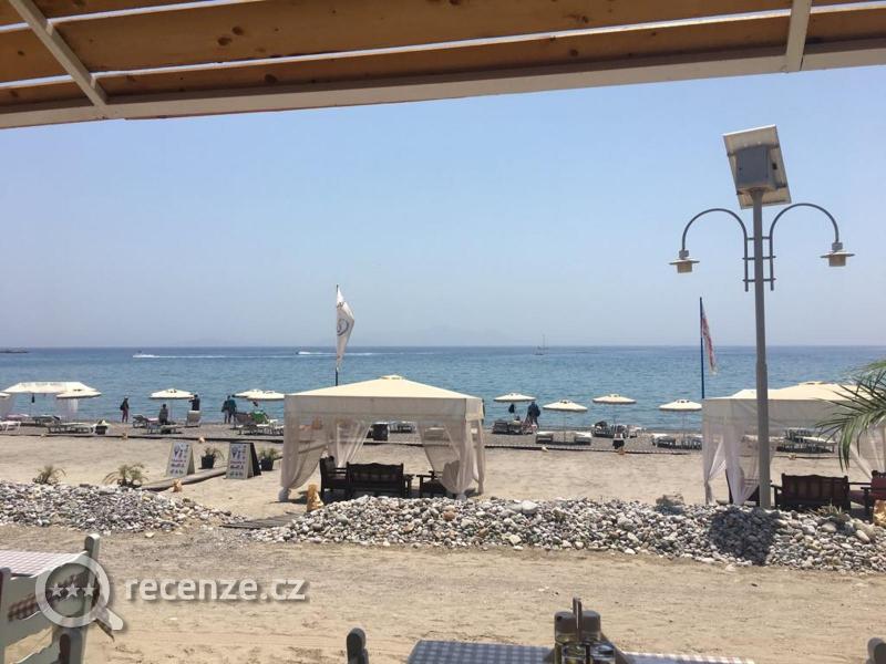 Pohled z hotelové restaurace na moře