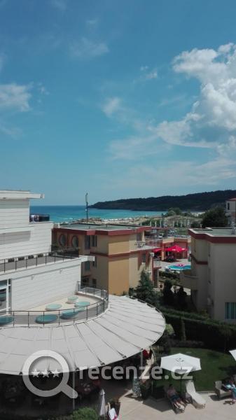 Výhled z balkonu - restaurace  Miramar a v dáli moře.