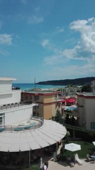 Výhled z balkonu - restaurace  Miramar a v dáli moře.