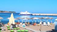 pohled přes pláž na přístav v Petře