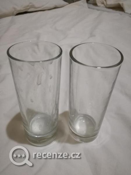 Špinavé sklenice čekající na pokoji.