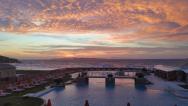 pohled na bazén a západ slunce nad mořem z hotelové jídelny