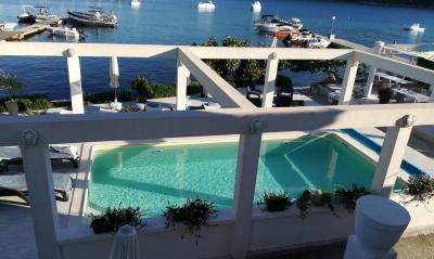 Moderný a lacný apartmánový dom RAFFAELLO na ostrove RAB kde sú nádherné pieskové pláže. 