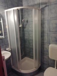 Menší koupelna se sprchovým koutem