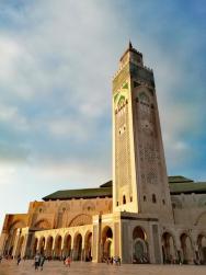 K vidění v okolí - mešita Hassana II. při západu slunce