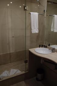 Koupelna - sprchový kout s umyvadlem