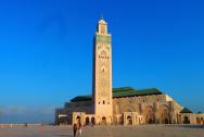 K vidění v okolí - mešita Hassana II. při východu slunce