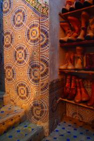 Obchod s kůži v medině ve Fesu