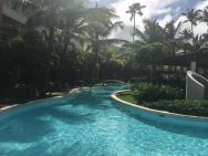 vonkajší bazén popri celom hoteli